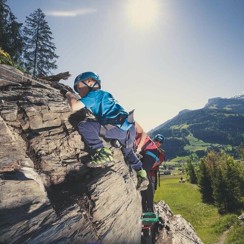 Kinder klettern im Klettersteig Talbach