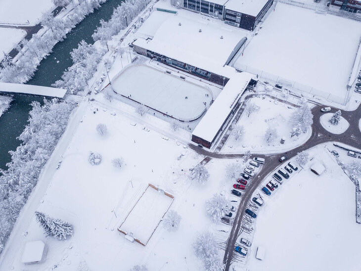Der Freizeitpark im Zell von Schnee bedeckt