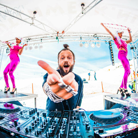 Ein DJ und zwei Tänzerinnen bei der Dutchweek Gerlos