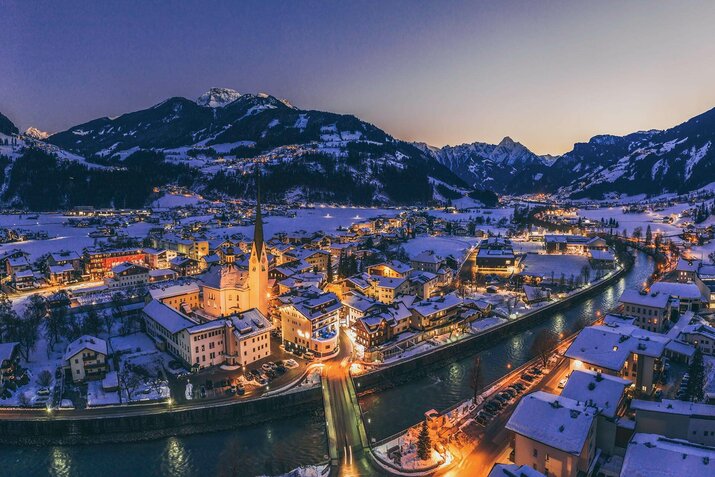 Zell am Ziller bei Nacht im Winter
