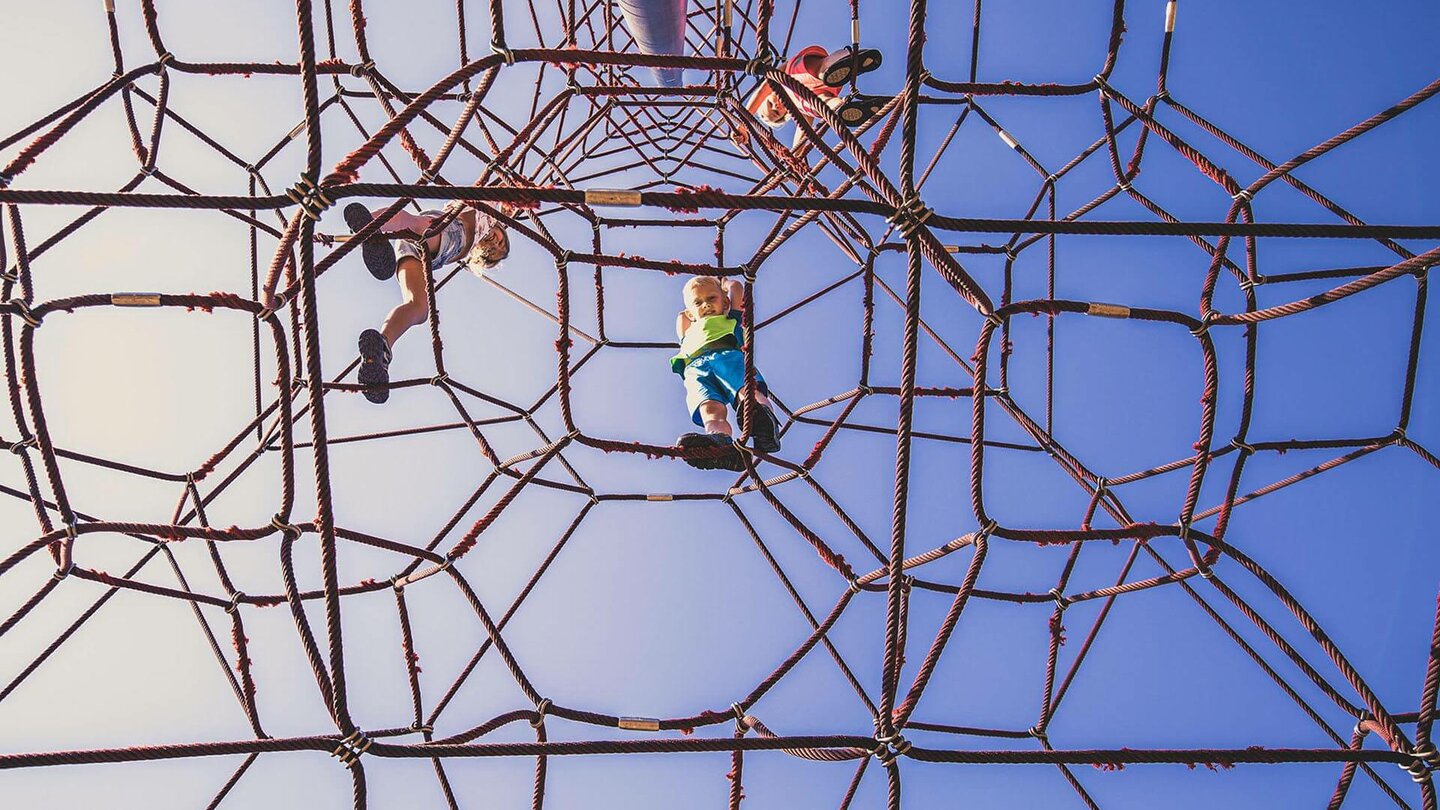 Kinder spielen auf dem Spielplatz