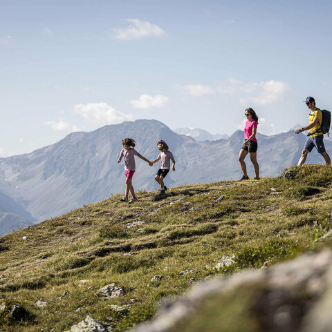 Eine Familie wandert in der Natur