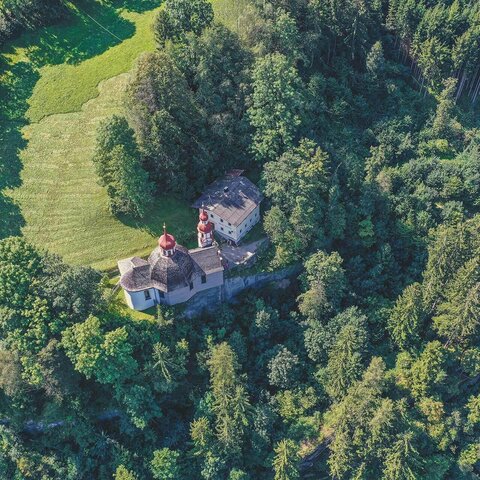 Blick auf eine Wallfahrtskirche aus der Vogelperspektive