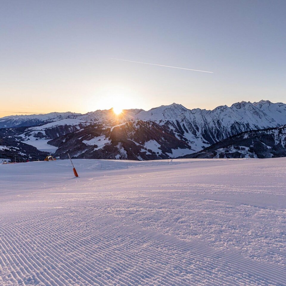 Blick auf die Skipiste bei Sonnenaufgang
