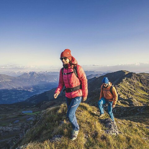 Ein Mann und eine Frau wandern am Kreuzjoch