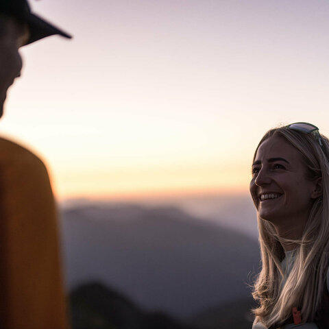 Ein Paar wandert inmitten der Natur