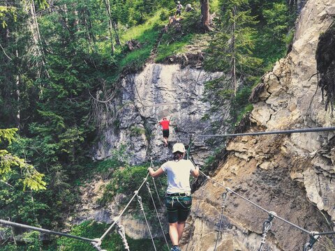 Ein Mann und eine Frau klettern im Erlebnisgraten Riederklamm