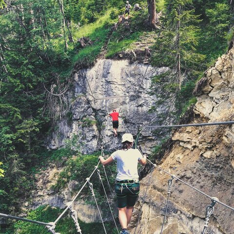Ein Mann und eine Frau klettern im Erlebnisgraten Riederklamm