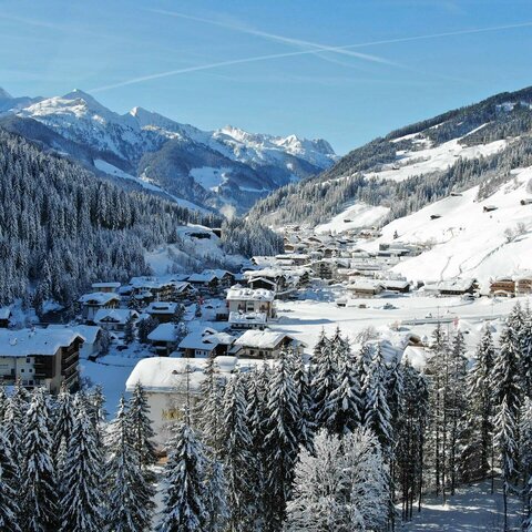 Blick auf die Gemeinde Gerlos im Winter