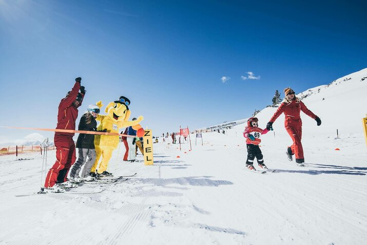 Ein Kind in der Skischule