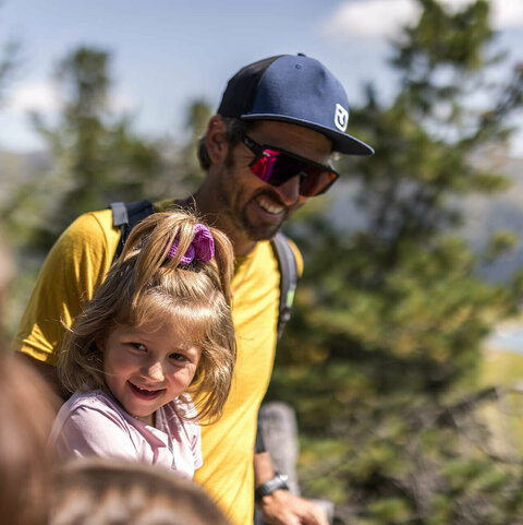 Ein Mann und ein Mädchen inmitten der Natur
