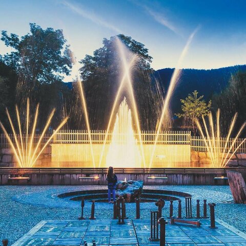 Abends beobachten Zuschauer Wasserfontänen, die in die Luft schießen