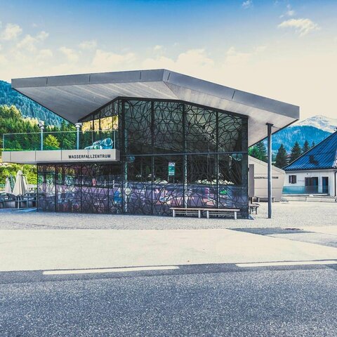 Blick auf das Gebäude des Wasserfallzentrums
