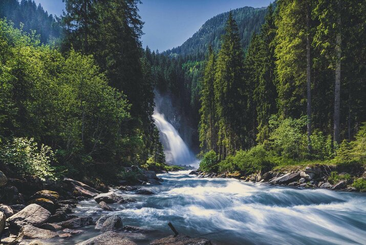 Ein Wasserfall, umgeben von Bäumen