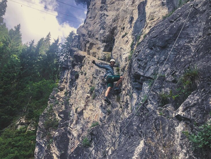 Eine Frau klettert an einer Felswand