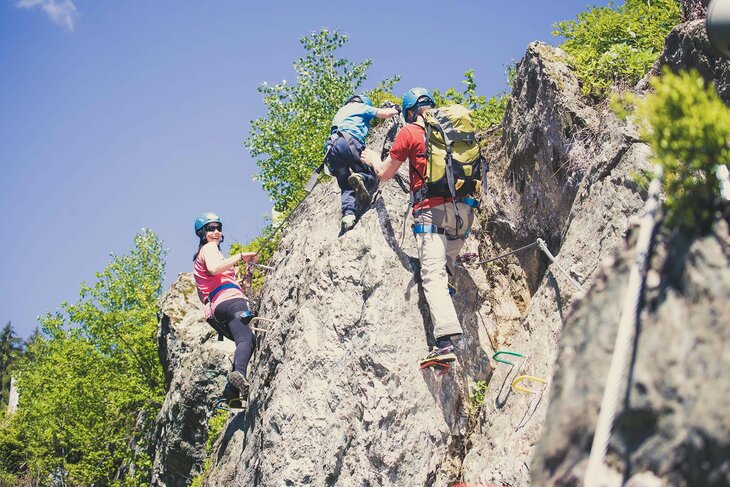 Drei Personen klettern im Klettersteig Talbach