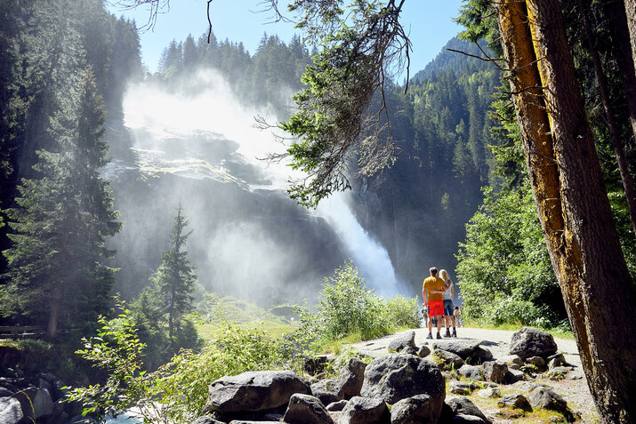 Ein Mann und eine Frau stehen vor einer traumhaften Naturkulisse