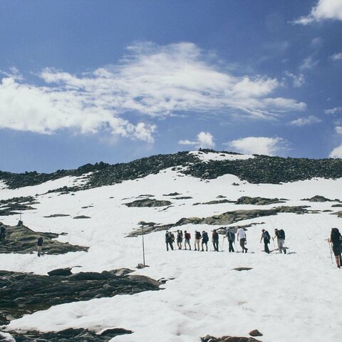 Mehrere Personen wandern durch den Schnee