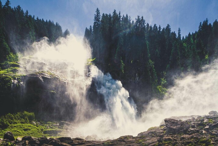 Ein Wasserfall, umgeben von Bäumen