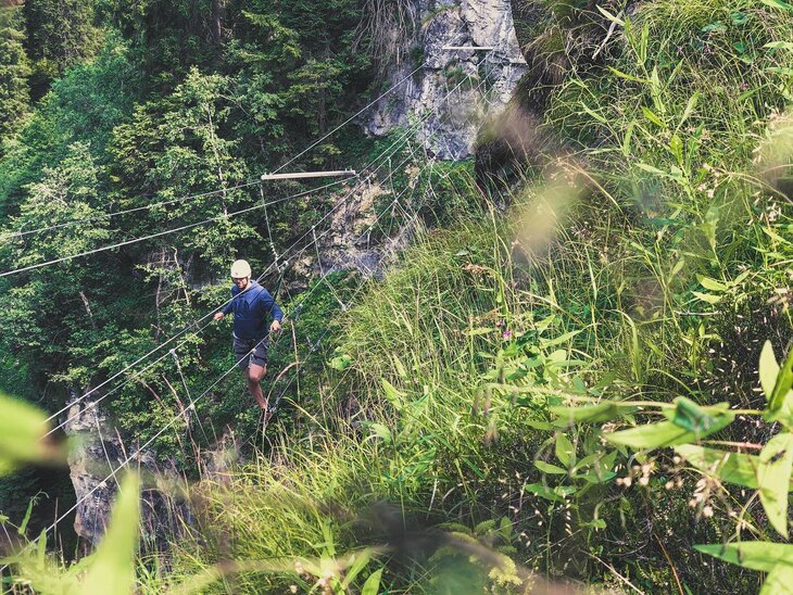 Ein Mann klettert im Erlebnisgarten Riederklamm