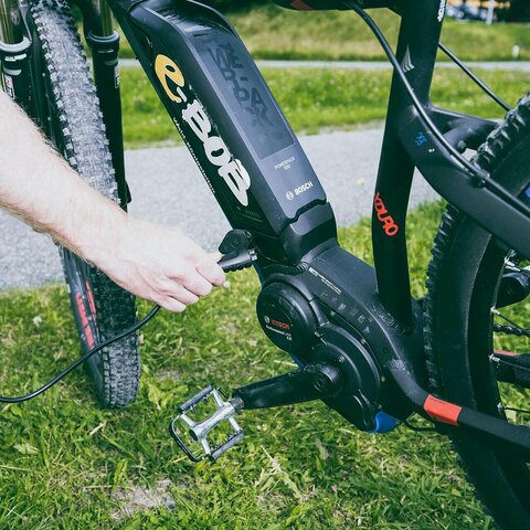 Ein E-Mountainbike wird aufgeladen