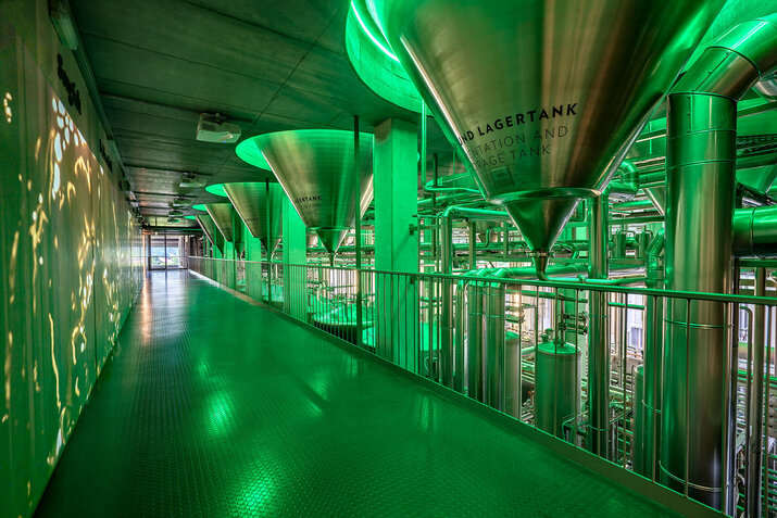 Blick in das grün beleuchtete Braukunsthaus