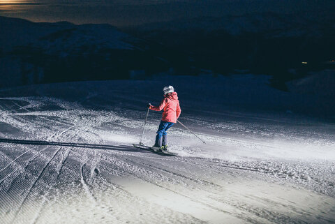Ein Skifahrer beim Nachtskifahren