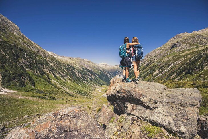 Zwei Frauen Blicken auf eine traumhafte Bergkulisse
