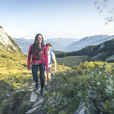 Wandelgebied Ein Mann und eine Frau wandern in der Natur