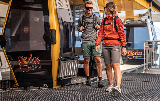 Ein Mann und eine Frau steigen aus einer Gondel aus