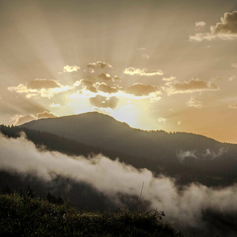 Sonnenaufgang hinter einer traumhaften Bergkulisse