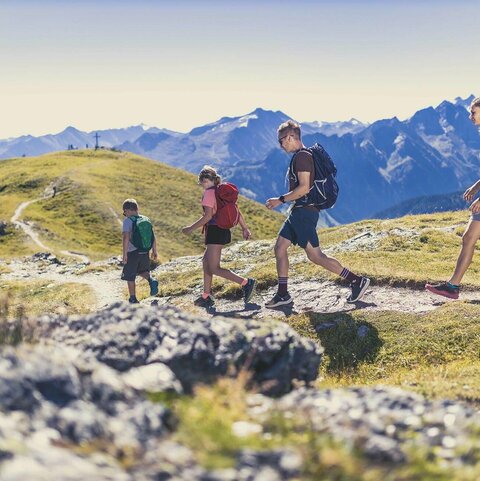 Eine Familie wandert vor einer traumhaften Bergkulisse