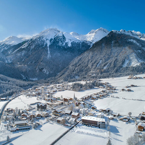 Ein Blick auf ein verschneites Dorf
