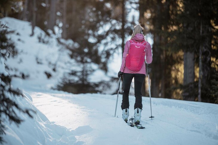 Eine pink gekleidete Schifahrerin 