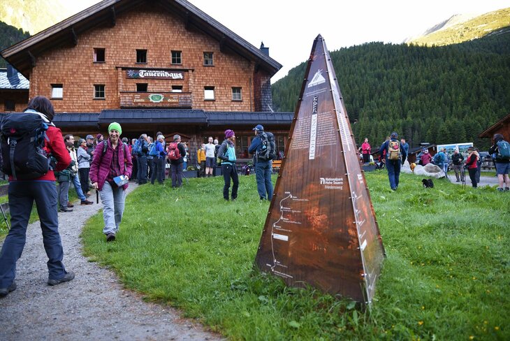 Eine Wandergruppe trifft sich vorm Tauernhaus