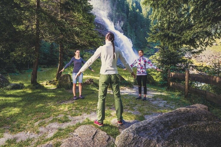 Drei Frauen meditieren im Wald