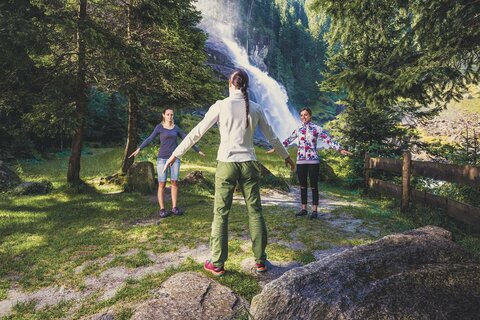 Drei Frauen meditieren im Wald