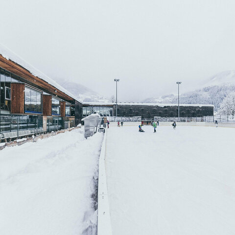 Der Eislaufplatz im Freizeitpark Zell