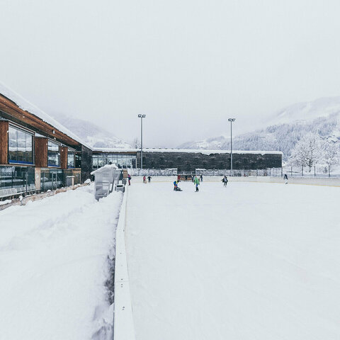 Infrastruktur Der Eislaufplatz im Freizeitpark Zell