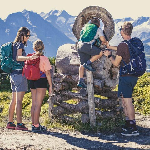 Eine Familie beobachtet eine traumhafte Bergkulisse