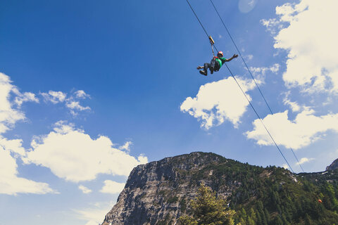 Ein Mann beim Seilrutschen.