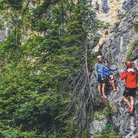 Drei Personen klettern in der Riederklamm