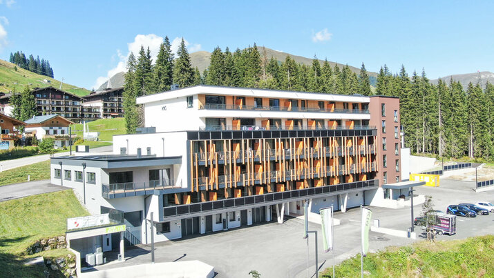 Blick auf ein großes Gebäude