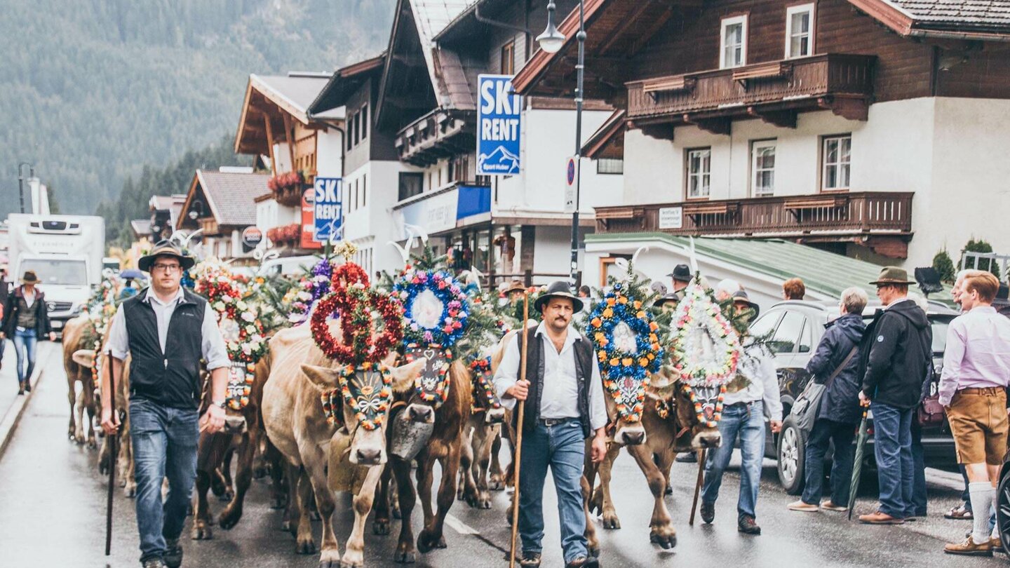 Der Almabtrieb zieht durch die Straßen