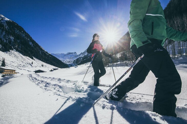 Ein Mann und eine Frau beim Schneeschuhwandern