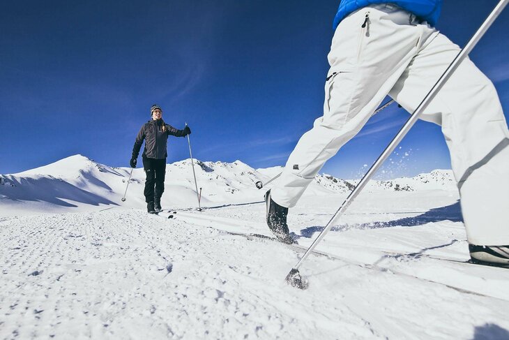 Zwei Langläufer auf einer verschneiten Strecke