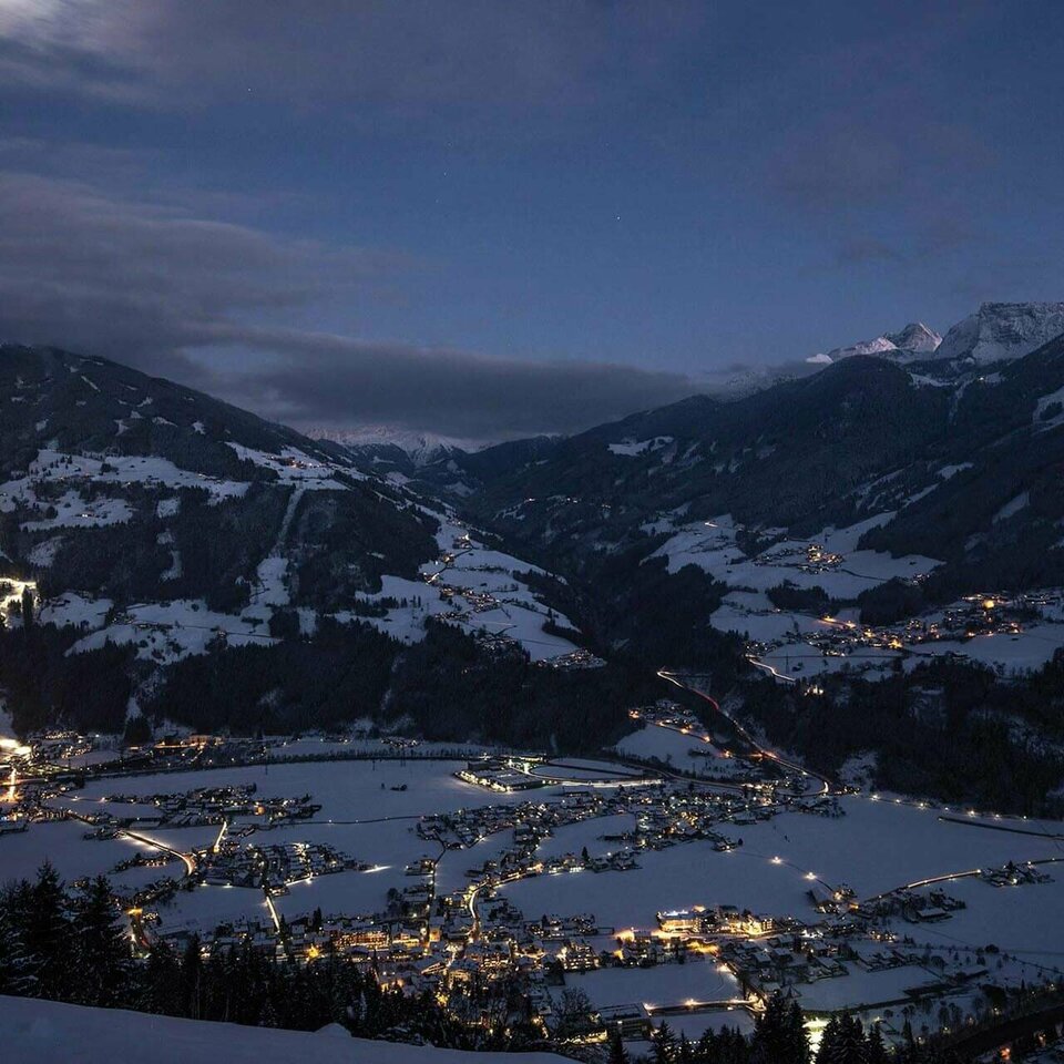 Zell am Ziller bei Nacht im Winter