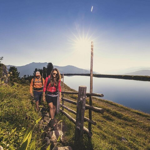Ein Mann und eine Frau wandern in der Natur
