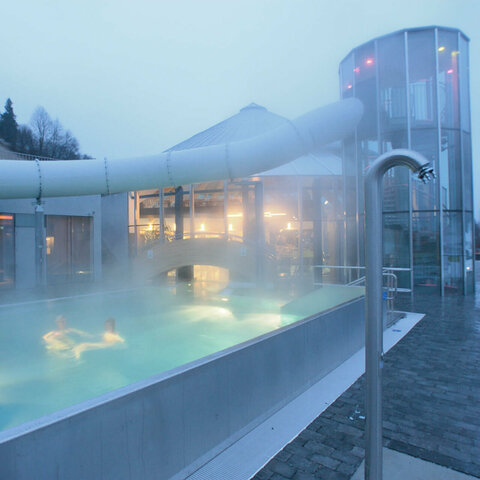 Zwei Frauen schwimmen in einem Außenpool