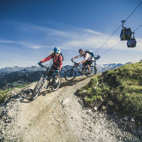 Mountainbiker fahren auf einem Singletrail